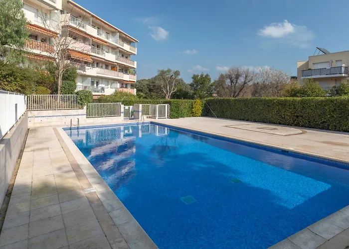 Piscine, Antibes , Calme Et Ensoleille